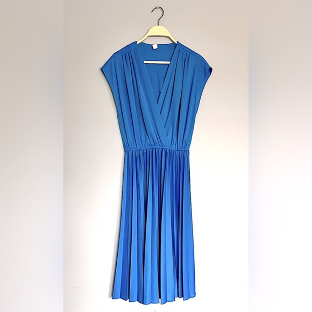 Gorgeous vintage blue A-line dress. V neck. Size 14 (fits like a medium).